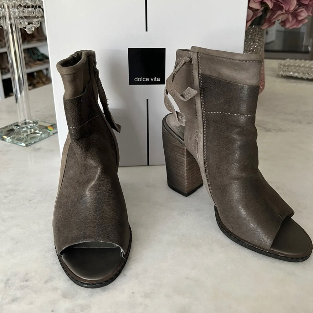 New Dolce Vita  Niki gray leather suede combo peep toe ankle boots. 7.5